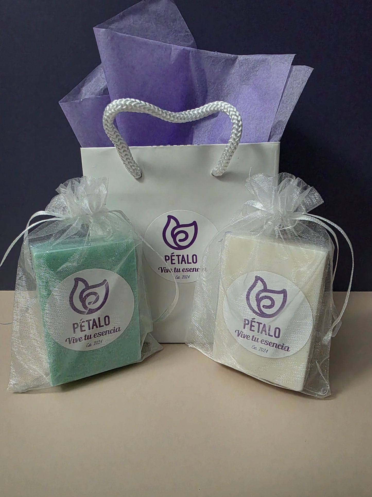 Dos Jabones de glicerina de Leche de Cabra con Aloe Vera y otro de Coco