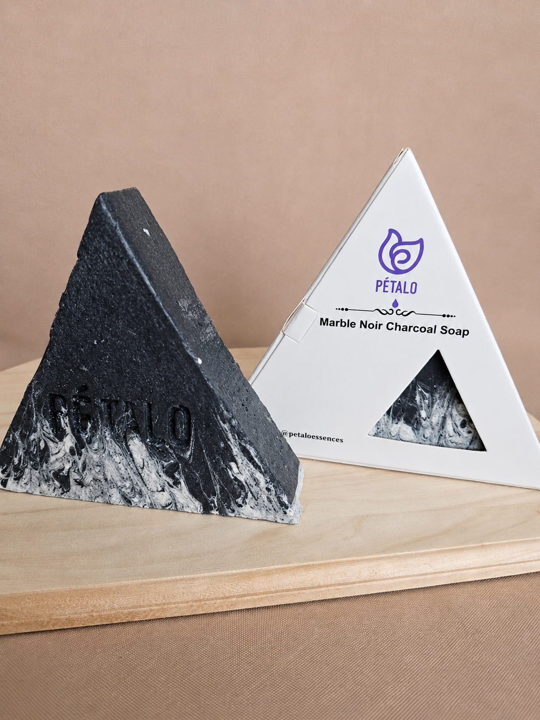 Jabón Premium Triangular Saponificado: Marble Noir Charcial Soap