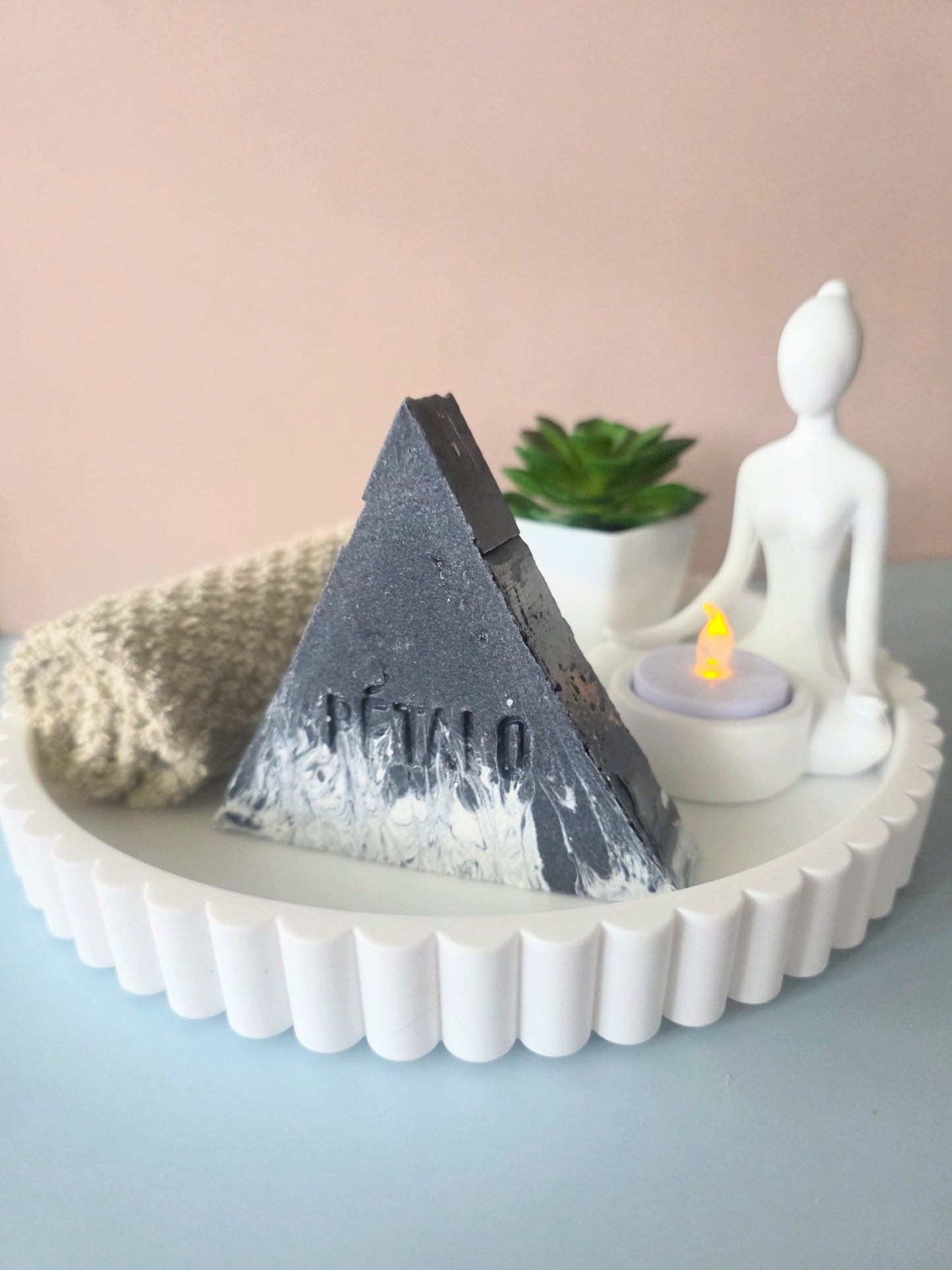 2. Nuevo Jabón Triangular Premium: Marble Noir Charcial Soap