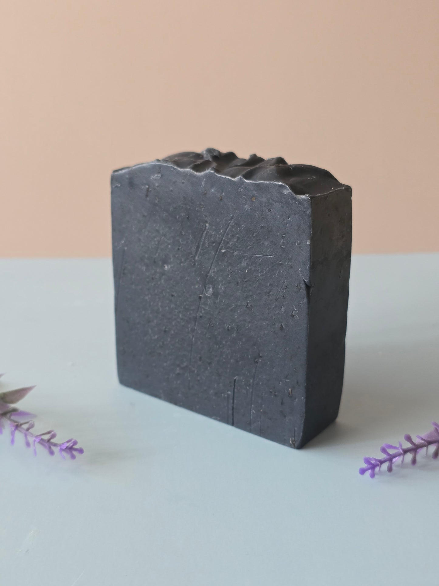 Jabón Artesanal Saponificado de Carbón Activado y Menta / Activated Charcoal and Mint Soap