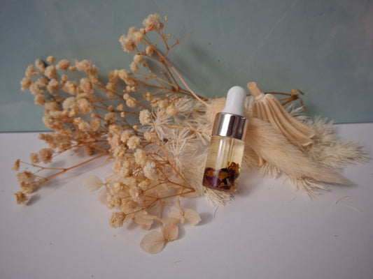 Aceite de Cutícula con flores secas