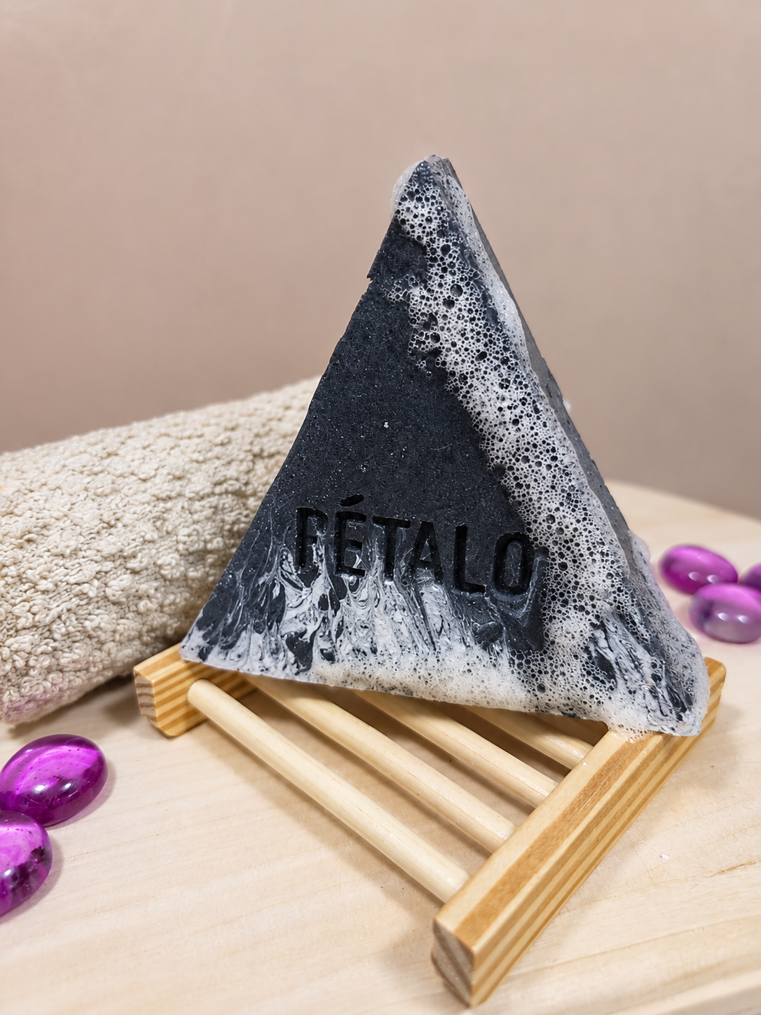 Jabón Premium Triangular Saponificado: Marble Noir Charcial Soap