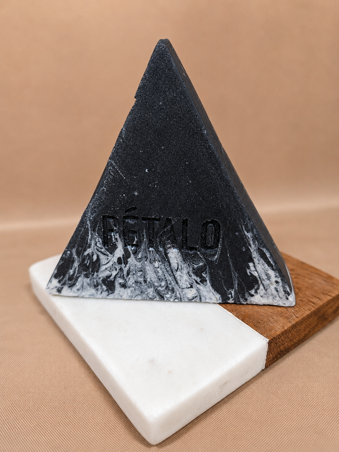 Jabón Premium Triangular Saponificado: Marble Noir Charcial Soap