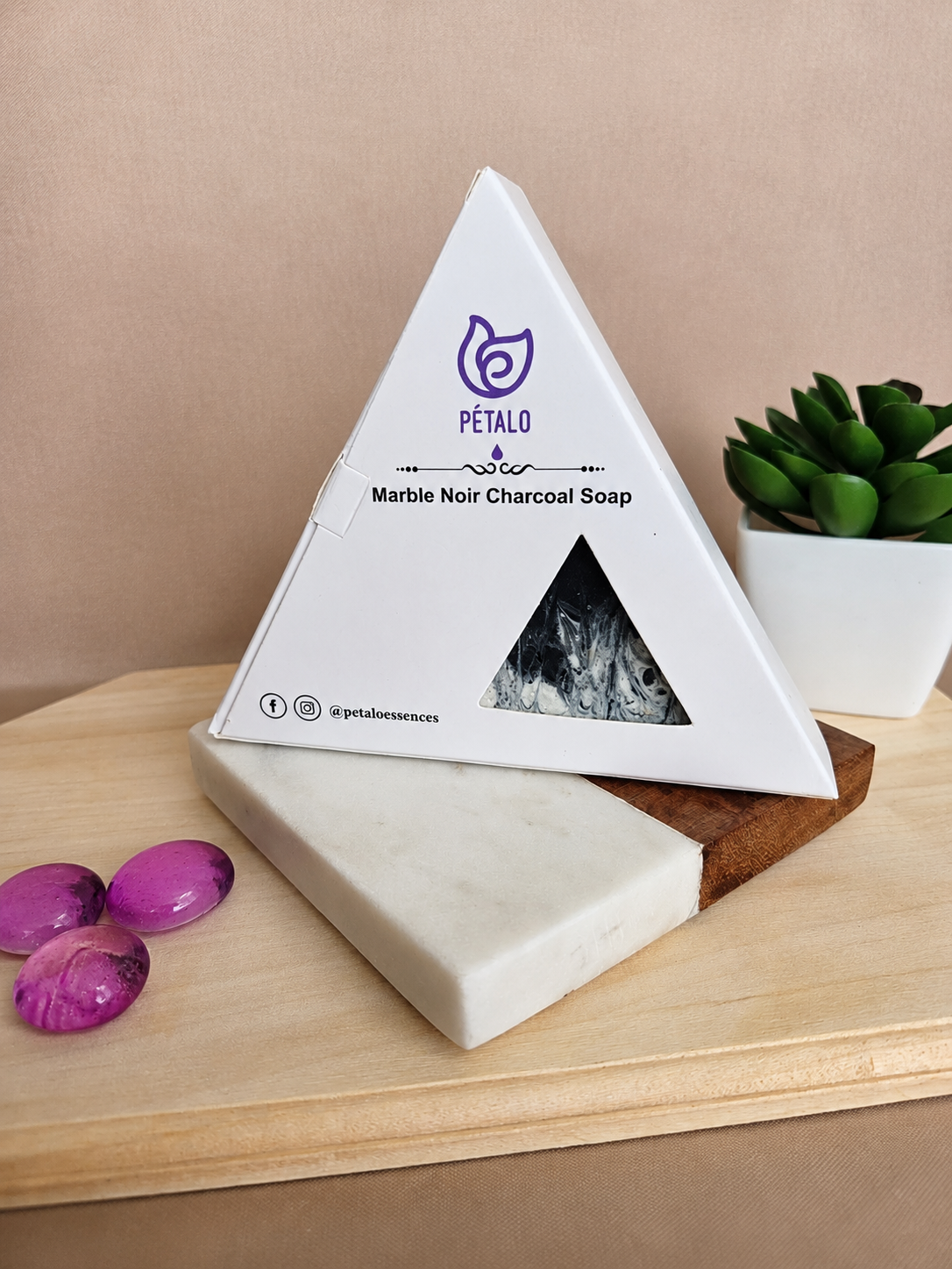 Jabón Premium Triangular Saponificado: Marble Noir Charcial Soap