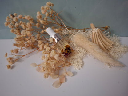 Aceite de Cutícula con flores secas