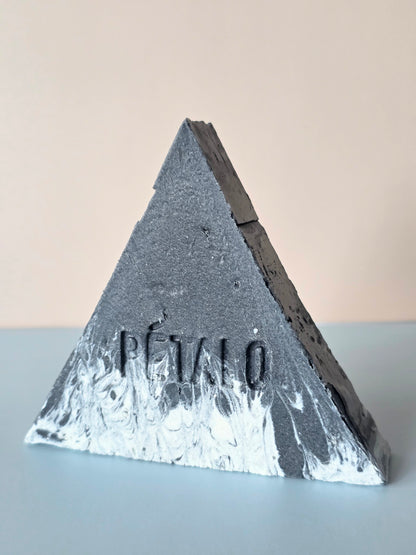 2. Nuevo Jabón Triangular Premium: Marble Noir Charcial Soap