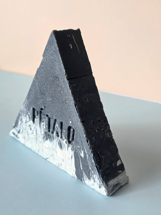 2. Nuevo Jabón Triangular Premium: Marble Noir Charcial Soap