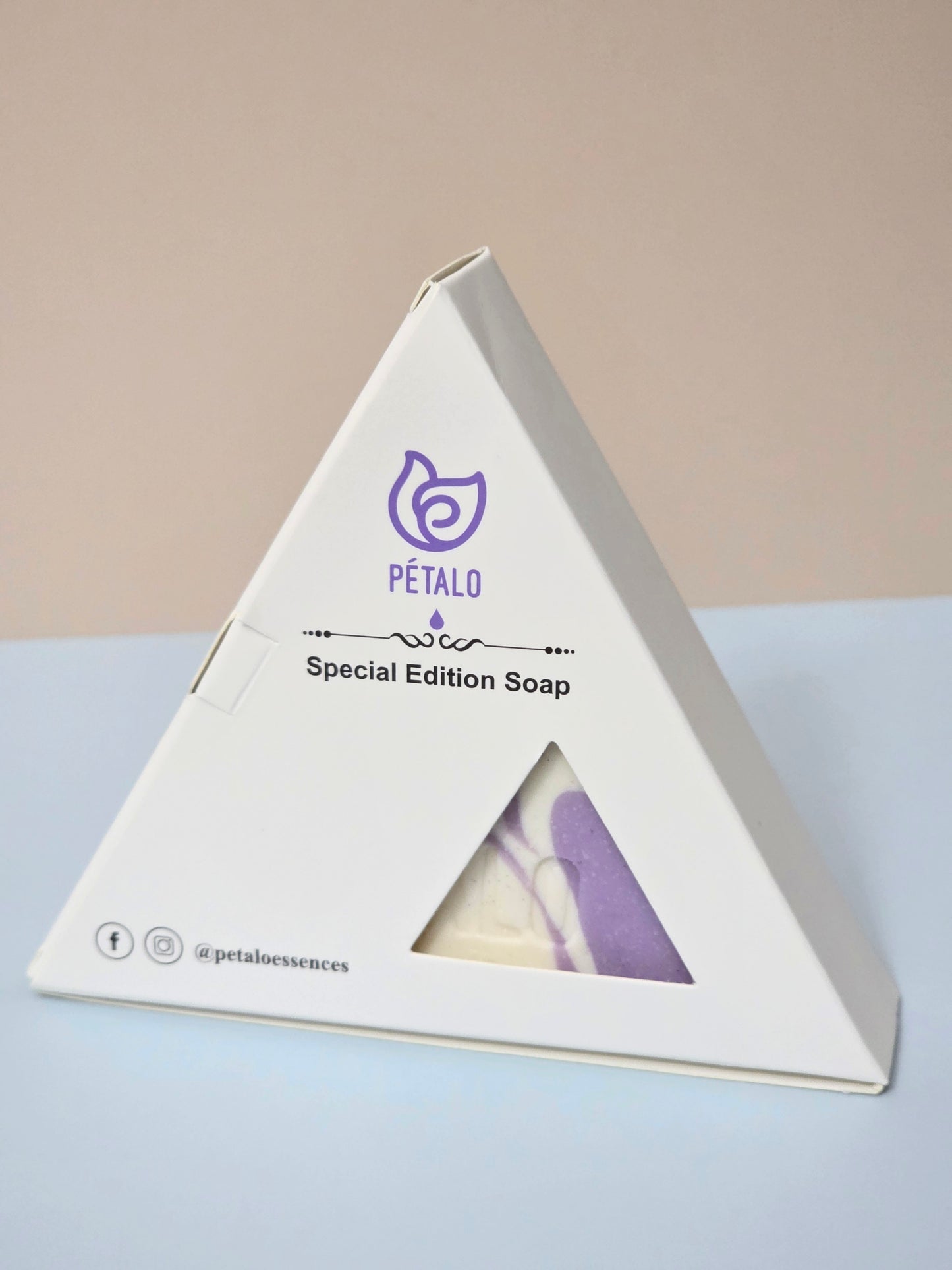 1. Nuevo Jabón Triangular Premium: Dreams Essences
