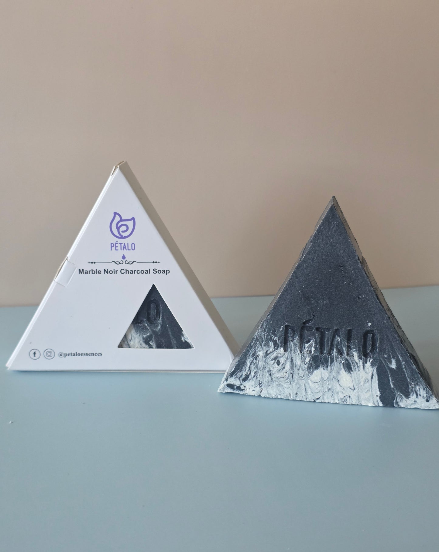 2. Nuevo Jabón Triangular Premium: Marble Noir Charcial Soap
