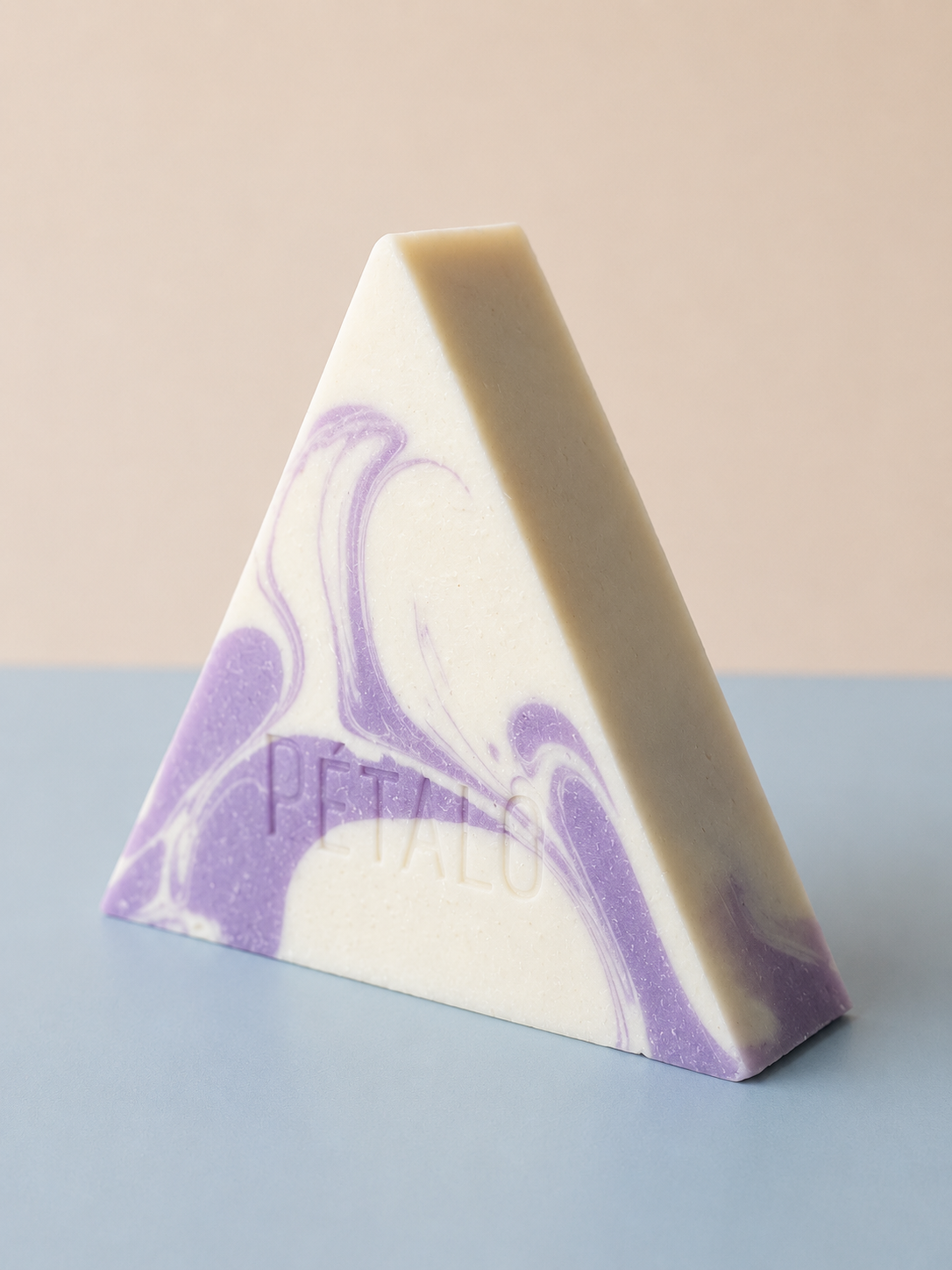 1. Nuevo Jabón Triangular Premium: Dreams Essences