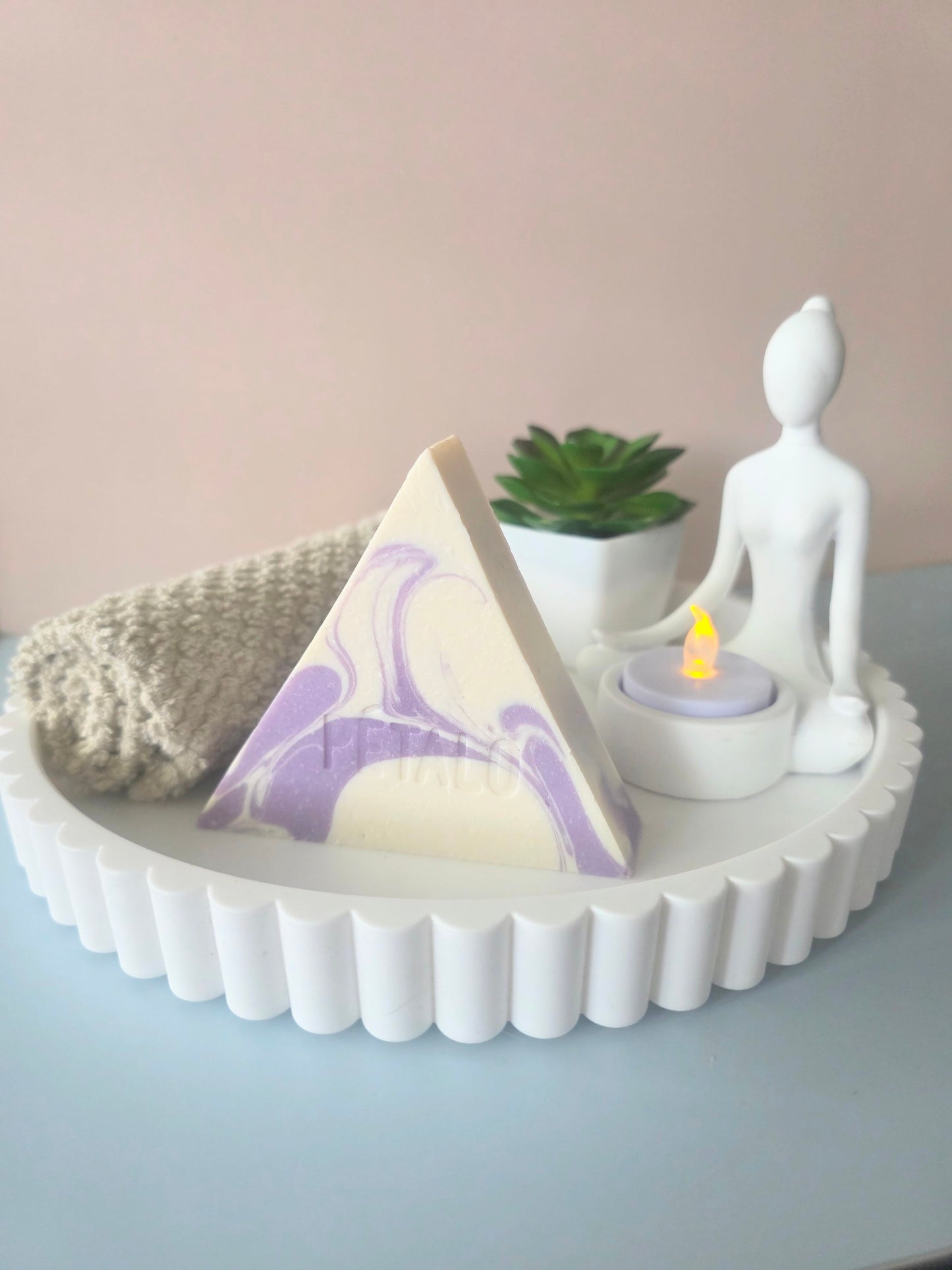 1. Nuevo Jabón Triangular Premium: Dreams Essences