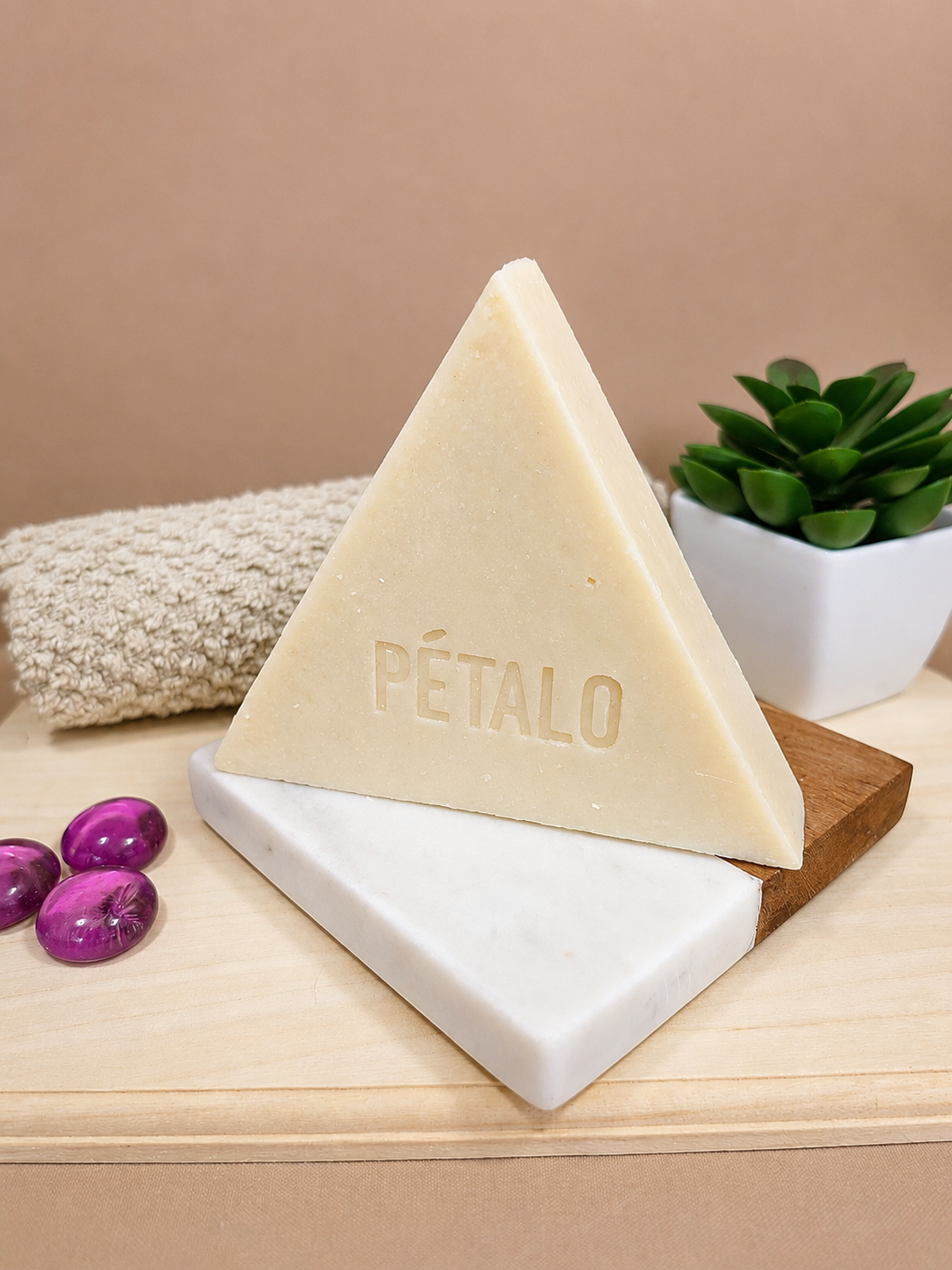 "Best Seller" Jabón Artesanal Triangular Saponificado: Luxury Silk & Collagen